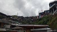 Di dusun ini rumah-rumah berderetan persis berada di bawah Gunung Sumbing. Traveler bisa trekking selama berkunjung menuju dusun ini. (Eko Susanto/detikcom)