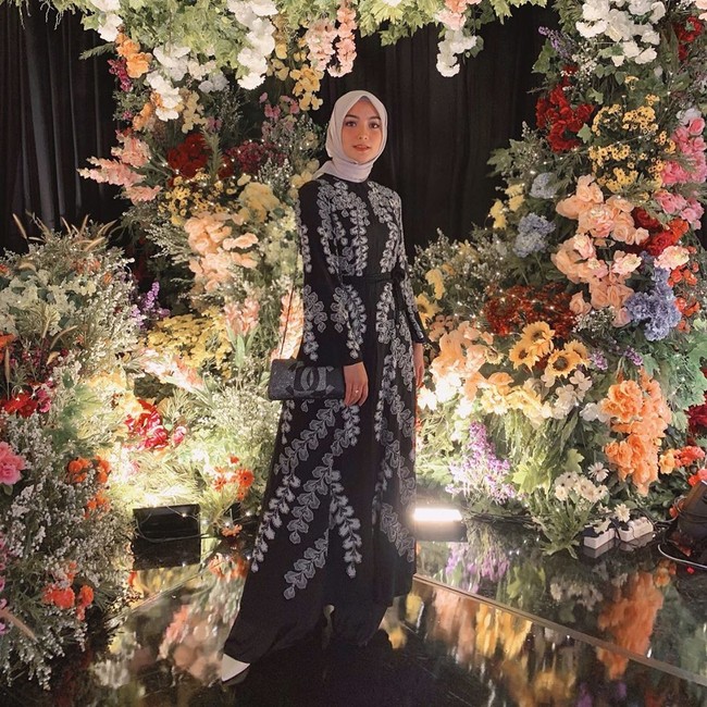 Citra Kirana yang baru saja memutuskan berhijab tampil mewah dalam balutan dress panjang hitam dengan detail bunga putih yang memanjang dari atas hingga bagian rok. Dress rancangan Khanaan itu dipadukan bintang sinetron itu dengan hijab segitiga polos yang dililitkan rapi ke leher. Foto: Instagram