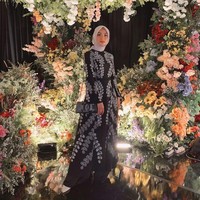 Citra Kirana yang baru saja memutuskan berhijab tampil mewah dalam balutan dress panjang hitam dengan detail bunga putih yang memanjang dari atas hingga bagian rok. Dress rancangan Khanaan itu dipadukan bintang sinetron itu dengan hijab segitiga polos yang dililitkan rapi ke leher. Foto: Instagram