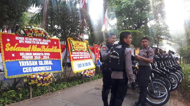 Karangan bunga mulai memenuhi baik di ruas jalan maupun di dalam halaman gedung DPRD DKI Jakarta.