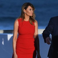 Gaun merah pendek tersebut hadir dalam potongan yang sederhana. Kendati begitu, gaun tak terasa monoton berkat aksen lipit yang menjuntai di sisi kanannya. (Foto: Getty Images)