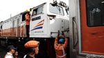 Bus Karyawan Ringsek Ditabrak Kereta di Karawang