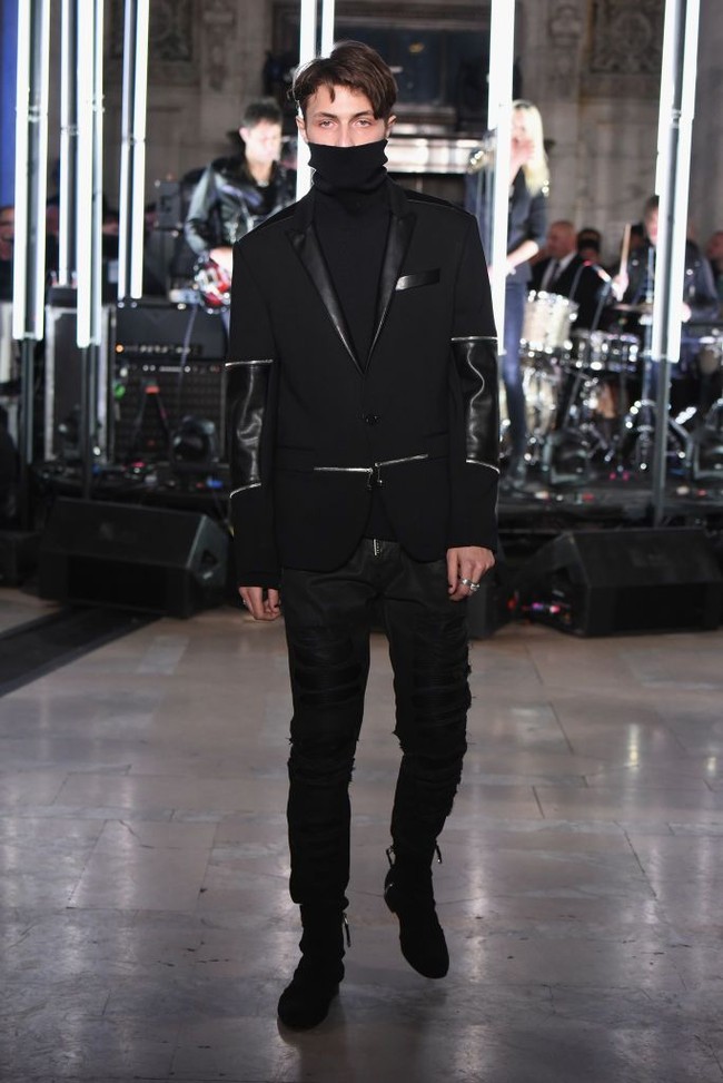 Seperti kakak dan ibunya, Anwar Hadid juga menderita Lyme disease. Lyme disease merupakan penyakit peradangan akut yang ditandai oleh perubahan kulit, peradangan sendi dan gejala yang menyerupai flu. Penyakit ini disebabkan oleh penularan infeksi bakteri, oleh kutu pembawa bakteri Borrelia Burgdorferi. Foto: Getty Images