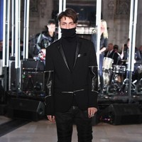 Seperti kakak dan ibunya, Anwar Hadid juga menderita Lyme disease. Lyme disease merupakan penyakit peradangan akut yang ditandai oleh perubahan kulit, peradangan sendi dan gejala yang menyerupai flu. Penyakit ini disebabkan oleh penularan infeksi bakteri, oleh kutu pembawa bakteri Borrelia Burgdorferi. Foto: Getty Images