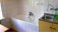 Mau mandi di dapur nggak perlu takut. Cukup pasangan tirai saja agar tak diintip yang sedang masak. Foto: Istimewa
