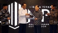Menpan RB Syafruddin menerima plakat dari Chairman Lippo Group Mochtar Riady usai peresmian Mal Pelayanan Publik (MPP) yang terletak di Lippo Plaza Keboen Raya Bogor menempati area seluas 740 meter persegi. Foto: dok. Menpan RB
