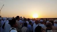 Para peziarah tak lupa memberi salam dan berdoa untuk para sahabat Nabi yang dikuburkan di sini.