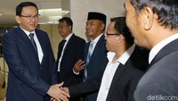Ahok sempat menyalami para anggota DPRD DKI yang akan dilantik.