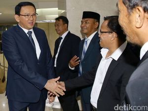 Momen Ahok Hadiri Pelantikan Anggota DPRD DKI