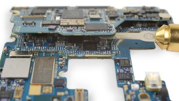Seperti dilakukan Apple, Samsung menggunakan papan bertumbuk sehingga lebih menghemat ruang. Foto: ifixit