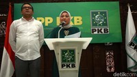 Waketum PKB Ida Fauziyah dan Ketua Bidang Komunikasi dan Informasi Teknologi PKB Ahmad Iman memberikan keterangan pers di DPP PKB, Jakarta, Senin (26/8/2019).