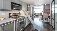 Diantara desain dapur yang modern dan minimalis ini terselip tiang penyangga loteng yang bentuknya diagonal. Ganggu abis nggak nih menurut kamu? Foto: Istimewa