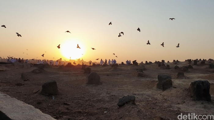 Jemaah haji yang tengah berada di Madinah berbondong-bondong ziarah ke Baqi, pemakaman tempat Usman bin Affan dan para sahabat Nabi dikuburkan.