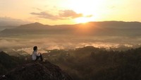 Doro Wadu Nae dalam bahasa lokal Dompu berarti gunung atau bukit batu besar. Tak butuh waktu lama, hanya 30 menit trekking sudah bisa sampai di atas puncaknya (Selly Zaenab/Istimewa)  