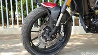Kesan padat ini juga disumbangkan oleh ukuran kaki-kakinya yang gambot. Depan pakai profil 110/70 dan belakang 150/60. Kedua ban ini menggapit pelek palang berukuran 17 inci.