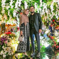 Gaun cantik rancangan Lace by Artkea membuat penampilan Shireen Sungkar tampak begitu mewah di pesta pernikahan Cut Meyriska. Shireen memadukan gaun yang kaya detail itu dengan jilbab polos yang dipakainya hingga menutup dada. Penampilannya dipermanis dengan aksesori tas Dior. Foto: Instagram