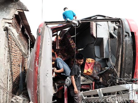 3 Pria Diamankan Saat Samarkan Logo Bus yang Tertabrak Kereta