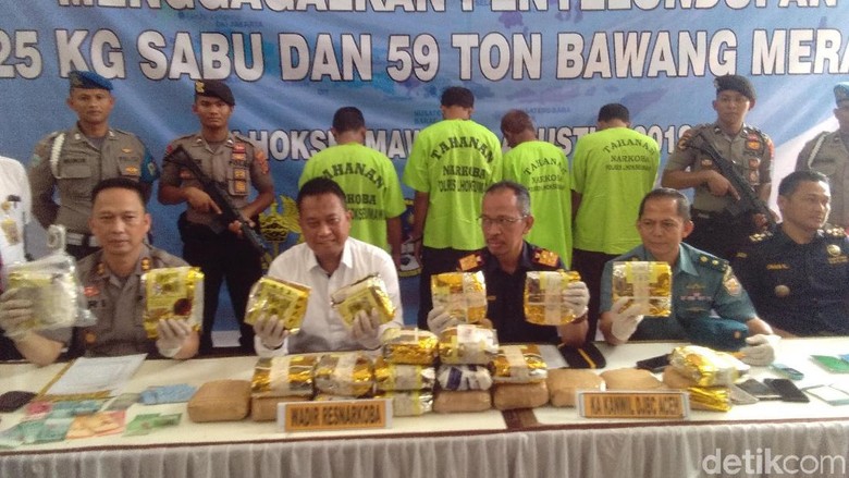 2 Kapal yang Ditangkap di Aceh Bawa 59 Ton Bawang Ilegal dan 25 Kg Sabu 2 Kapal yang Ditangkap di Aceh Bawa 59 Ton Bawang Ilegal dan 25 Kg Sabu
