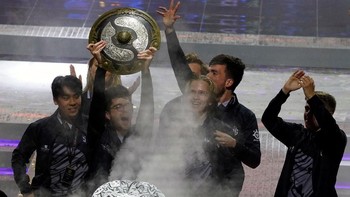 Menutup partai final, OG akhirnya tampil sebagai pemenang. Dengan keberhasilannya itu tim yang berasal dari Eropa ini menggondol hadiah USD 15,6 juta atau sekitar Rp 221,7 miliar. Setiap pemain diberikan hadiah tambahan masing-masing sebesar USD 3 juta atau Rp 42 miliar. Foto: Reuters