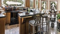 Sangat ingin menonjolkan kemewahan, dapur ini menghadirkan siluet Lamborghini di kacanya. Jadinya keren atau fail ya? Foto: Istimewa