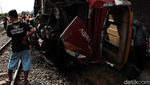 Bus Karyawan Ringsek Ditabrak Kereta di Karawang