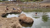 Anak-anak bermain dan mandi di air Sungai Citanduy yang masih tersisa.