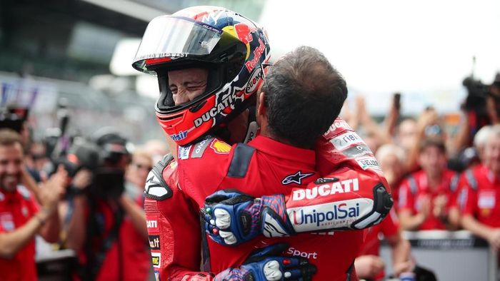 Andrea Dovizioso tidak mengalami cedera serius karena kecelakaan di MotoGP Inggris. (Foto: Lisi Niesner / Reuters)