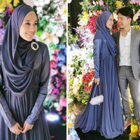 Citra Kirana yang baru saja memutuskan berhijab tampil mewah dalam balutan dress panjang hitam dengan detail bunga putih yang memanjang dari atas hingga bagian rok. Dress rancangan Khanaan itu dipadukan bintang sinetron itu dengan hijab segitiga polos yang dililitkan rapi ke leher. Foto: Instagram