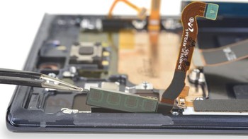 Ada dua modul antena di tepi telepon, yang dirancang untuk 5G dan berkontribusi pada sinyal 5G. Foto: ifixit