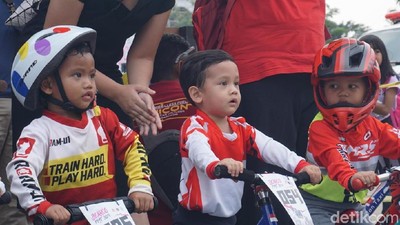 Lucunya Anak-anak Ramaikan Balap Sepeda Tanpa Dikayuh