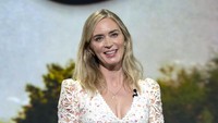 Emily tampil cantik dengan floral dress. Dok. The Walt Disney Company/Image Group LA