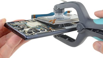 Selanjutnya melepaskan baterai. ifixit harus melakukannya dengan hati-hati karena ada perekat bagian in dengan layar, belum lagi kabel-kabel yang terhubung. Foto: ifixit