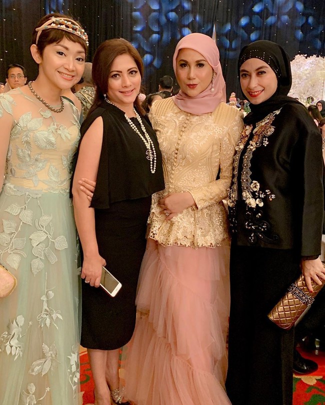 Bintang sinetron Marini Zumarnis tampak hadir di resepsi pernikahan Roger Danuarta dan Cut Meyriska bersama dengan teman-teman artisnya Annisa Trihapsari dan Cut Keke. Marini tampil ultra feminin dengan atasan lace yang dihiasi brokat dan rok tulle panjang berwarna pink. Memberikan sentuhan glamour, Marini menyematkan anting-anting di satu sisi hijabnya. Foto: Instagram