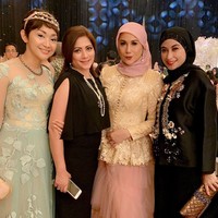 Bintang sinetron Marini Zumarnis tampak hadir di resepsi pernikahan Roger Danuarta dan Cut Meyriska bersama dengan teman-teman artisnya Annisa Trihapsari dan Cut Keke. Marini tampil ultra feminin dengan atasan lace yang dihiasi brokat dan rok tulle panjang berwarna pink. Memberikan sentuhan glamour, Marini menyematkan anting-anting di satu sisi hijabnya. Foto: Instagram