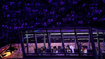 Laga disaksikan oleh banyak penonton yang memenuhi venue. Foto: Reuters