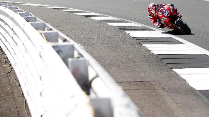 JUDI ONLINE Andrea Dovizioso marah karena mengalami kecelakaan di MotoGP Inggris. (Foto: David Klein / Reuters)