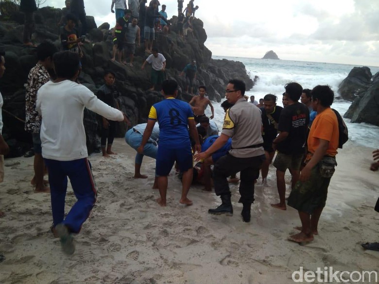 Ibu dan Anak asal Arab Saudi Tewas Terseret Ombak Pantai di Lombok Ibu dan Anak asal Arab Saudi Tewas Terseret Ombak Pantai di Lombok