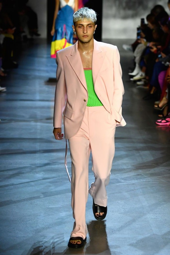 Sebelum dengan Dua Lipa, Anwar Hadid pernah berpacaran dengan aktris Nicola Peltz dan Kendall Jenner. Dengan Nicola Peltz, Anwar cukup lama berpacaran hingga putus pada Mei 2018. Foto: Getty Images