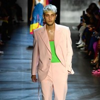 Sebelum dengan Dua Lipa, Anwar Hadid pernah berpacaran dengan aktris Nicola Peltz dan Kendall Jenner. Dengan Nicola Peltz, Anwar cukup lama berpacaran hingga putus pada Mei 2018. Foto: Getty Images