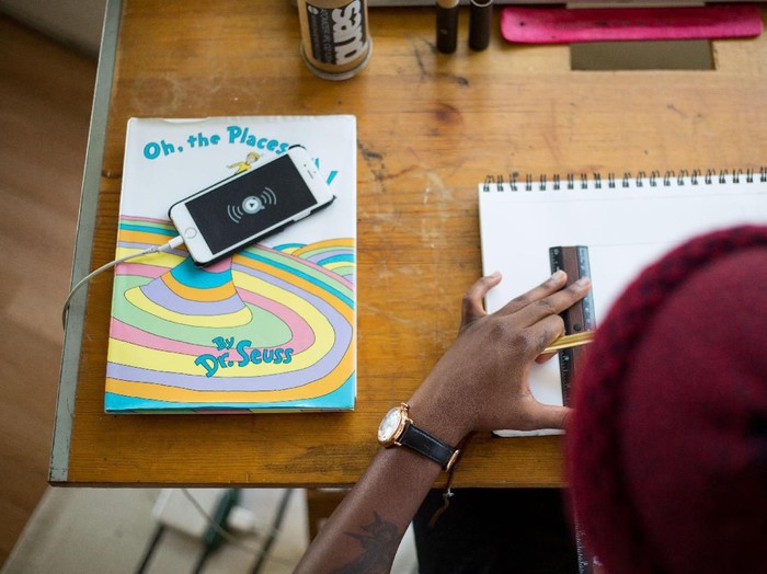 ilustrasi smarphone di kelas sekolah