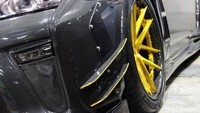 Dari segi painting, Ang mengambil tema warna khas tokoh superhero Iron Man. Warna kuning keemasan dan merah, menghiasi beberapa area, seperti di bagian grille, bodi samping, dan bagian atap.
