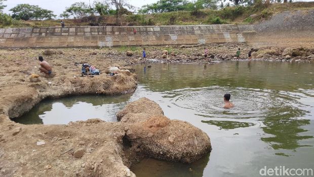 Bermain di Dasar Sungai Citanduy Banjar yang Mengering Saat Kemarau