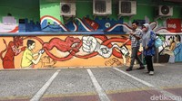 Mural dengan ajakan stop pungli dan hoax pun mempercantik kawasan tersebut.