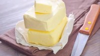 Mentega sering kali dianggap harus disimpan di kulkas karena merupakan produk dairy. Faktanya, mentega aman disimpan di luar kulkas. Caranya, taruh di wadah kedap udara.
