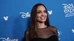 Angelina Jolie Kembali Tampil Seksi dengan Dress Hitam Transparan