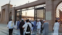 Lokasi Baqi berada di samping masjid Nabawi. Jemaah bisa keluar dari gerbang 36 dan langsung bisa melihat pintu masuk Baqi.