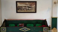 Terdapat barang-barang keraton di ruangan indoor. Ada juga foto-foto bersejarah. (Tasya/detikcom)