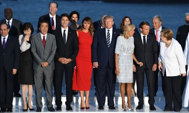 Melania Trump tengah berada di Biarritz, Prancis, untuk mendampingi suaminya, Presiden AS Donald Trump, yang sedang menghadiri pertemuan para kepala negara anggota G7. Di hari kedua, Minggu (25/8/2019), Melania elegan berbalut gaun merah. (Foto: Getty Images)
