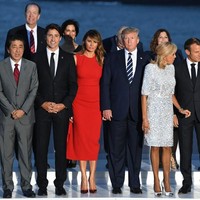 Melania Trump tengah berada di Biarritz, Prancis, untuk mendampingi suaminya, Presiden AS Donald Trump, yang sedang menghadiri pertemuan para kepala negara anggota G7. Di hari kedua, Minggu (25/8/2019), Melania elegan berbalut gaun merah. (Foto: Getty Images)