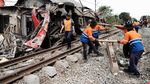 Bus Karyawan Ringsek Ditabrak Kereta di Karawang